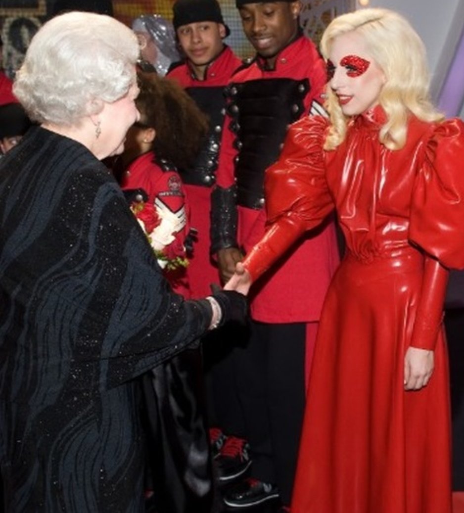 thatfuglydude's tweet photo. La reina saludando a una anciana
#QueenGaga
#Gaga
#TBT
#QueenElizabeth https://t.co/pJcmlVt83y