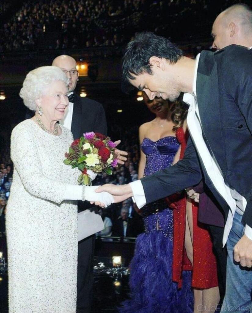 Enrique Iglesias y La Reina Isabel II 

Hoy falleció la monarca británica a la edad de 96 años, les compartimos una foto de nuestro héroe junto a ella. 

#EnriqueIglesias #ReinaIsabel #ClubEiMexico #Inglaterra #Enrique #Mexico #IrvingCEIM