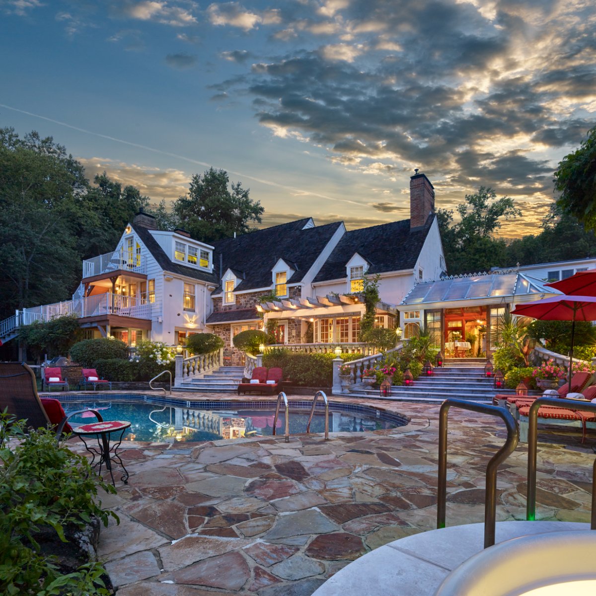 The most luxurious getaway is awaiting you and your loved one. Be sure to book an unforgettable trip today. (215) 862-8090