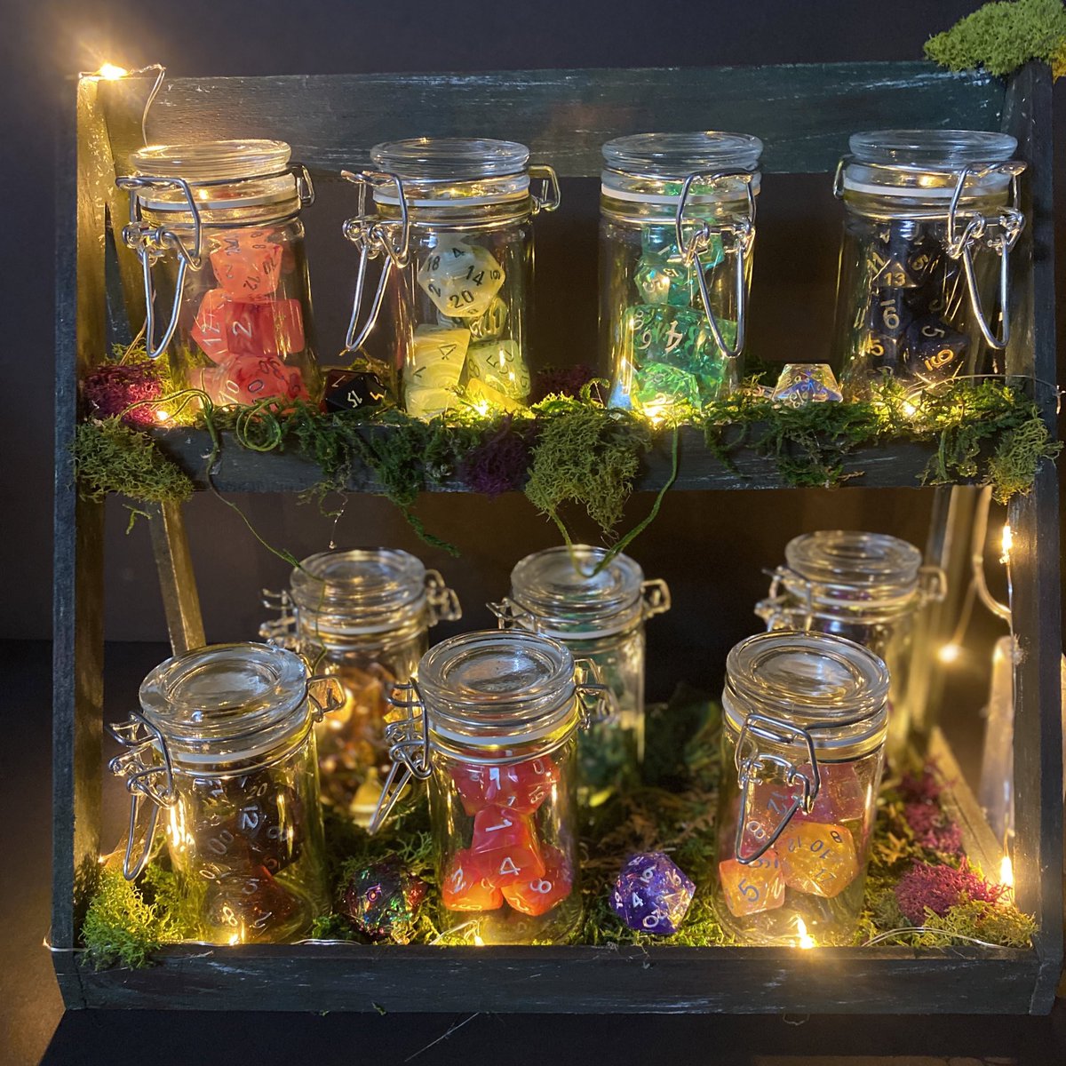 ellies_write's tweet photo. Needed a ✨glamour✨ shelf for my dice, so I went ahead and made one #dnd https://t.co/GE1dj30HL5