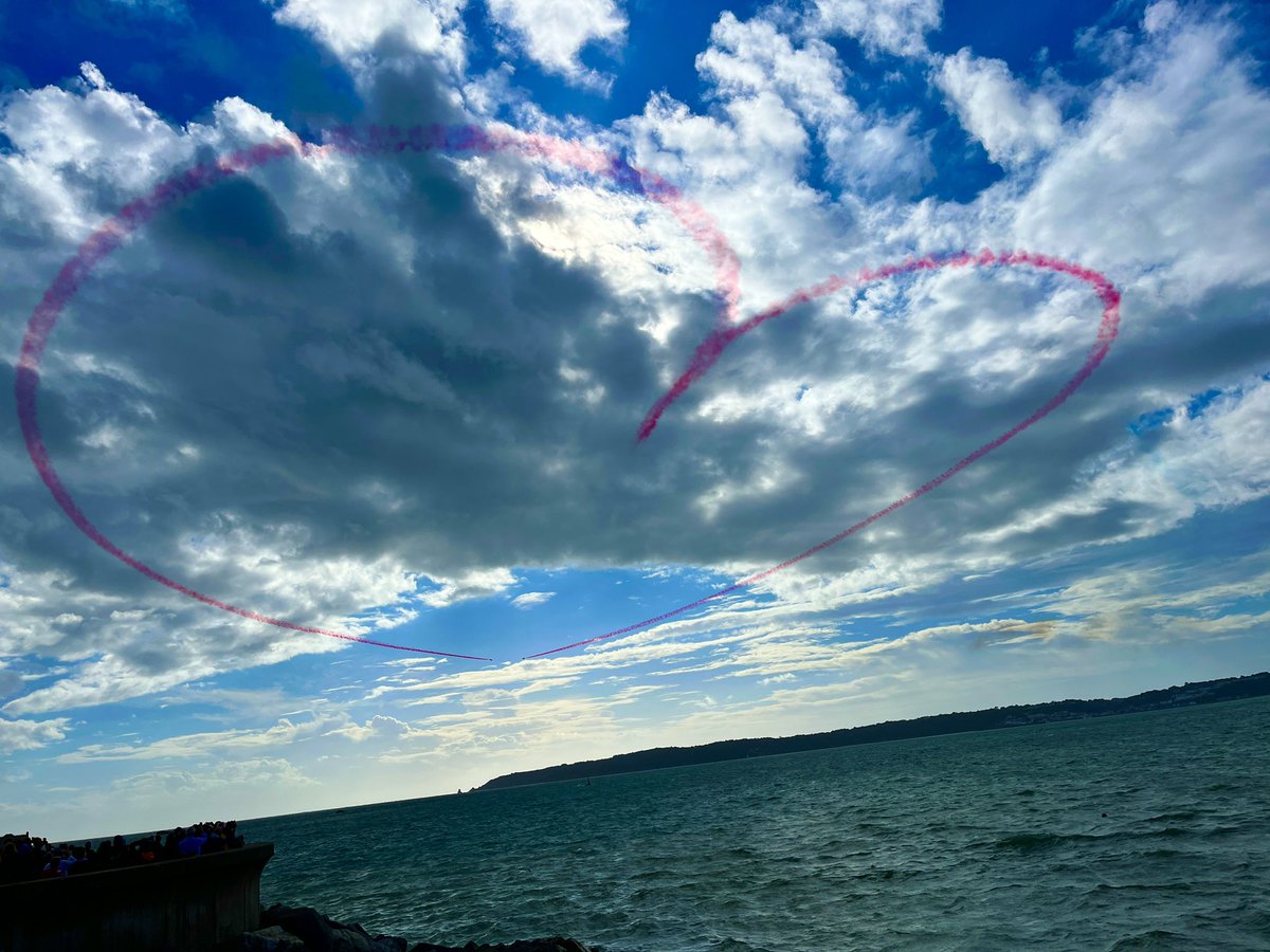 LilyMorl's tweet photo. Rest in peace Your Majesty. It seemed fitting to see the Red Arrows today. The heart in the sky. An incredible lady ❤️#QueenElizabeth @rafredarrows https://t.co/4h2Bd3a81n