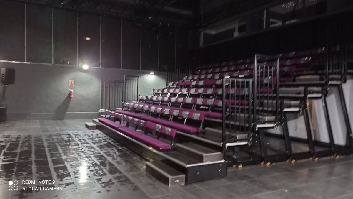 ArcadeVintageOr's tweet photo. Comenzamos la preparación de los torneos #arcade de #Retroalacant VI. Os adelantamos unas fotos del auditorio donde se jugarán los torneos sobre #FPGA, con #CRT, e imagen clonada en pantalla gigante. @retro_nazi @alicanteayto @auamstrad @Arcades_RetroAl @retropolicia https://t.co/HTFnsneq2N