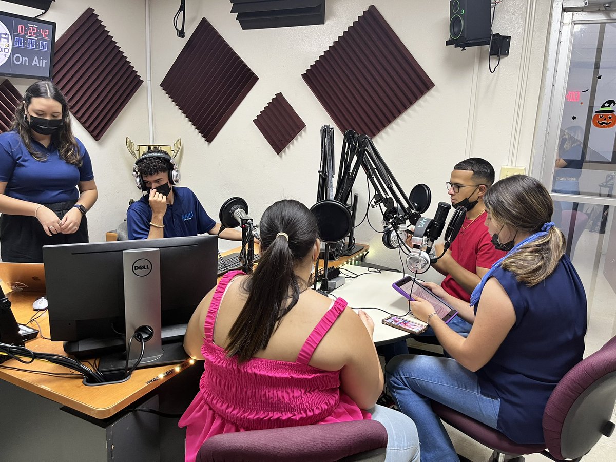 NotasDelSaco's tweet photo. Algunos de los miembros de nuestro equipo durante la primera transmisión del semestre Agosto 2022.🎙✨
Recuerden sintonizarnos todos los jueves a las 10:00 am por UPRA Web Radio.
#UPRA #nahjupra #MoreLatinosInNews #UPRAWEBRADIO #COMUUPRA https://t.co/2MxpkJwnlb