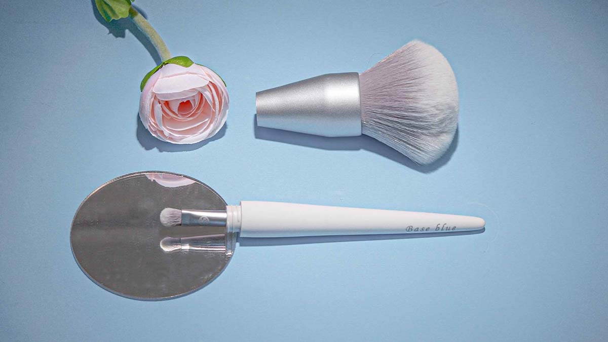 BaseblueC's tweet photo. Set your makeup with our signature 2 in 1 powder brush.

This extra soft brush is perfect for loose powder or bronzer.

#blushbrush #makeupbrushes #foundationbrush #powderbrush #makeupbrush #eyeshadowbrush #blendingbrush #makeup #contourbrush #makeupbrushset #concealerbrush https://t.co/lujdHVY8Ag