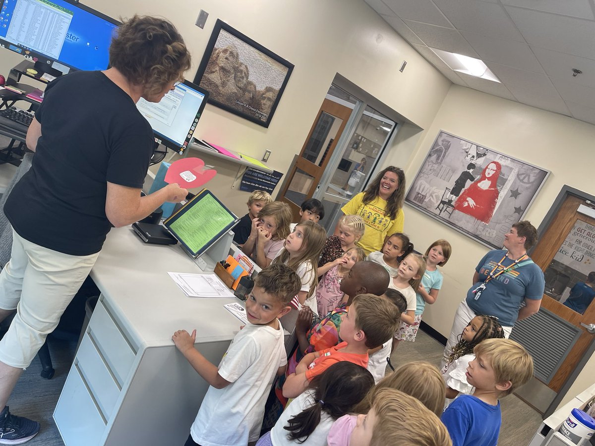 lincolnk8sonju's tweet image. Kindergarten Scavenger Hunt today getting to know staff and the building! Just look at those smiling faces! #kindermagic #excitement #smiles @LincolnK8School