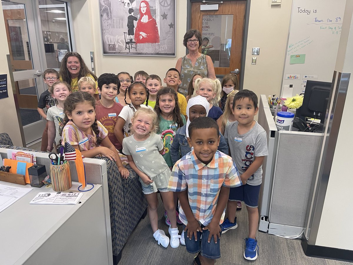 lincolnk8sonju's tweet image. Kindergarten Scavenger Hunt today getting to know staff and the building! Just look at those smiling faces! #kindermagic #excitement #smiles @LincolnK8School
