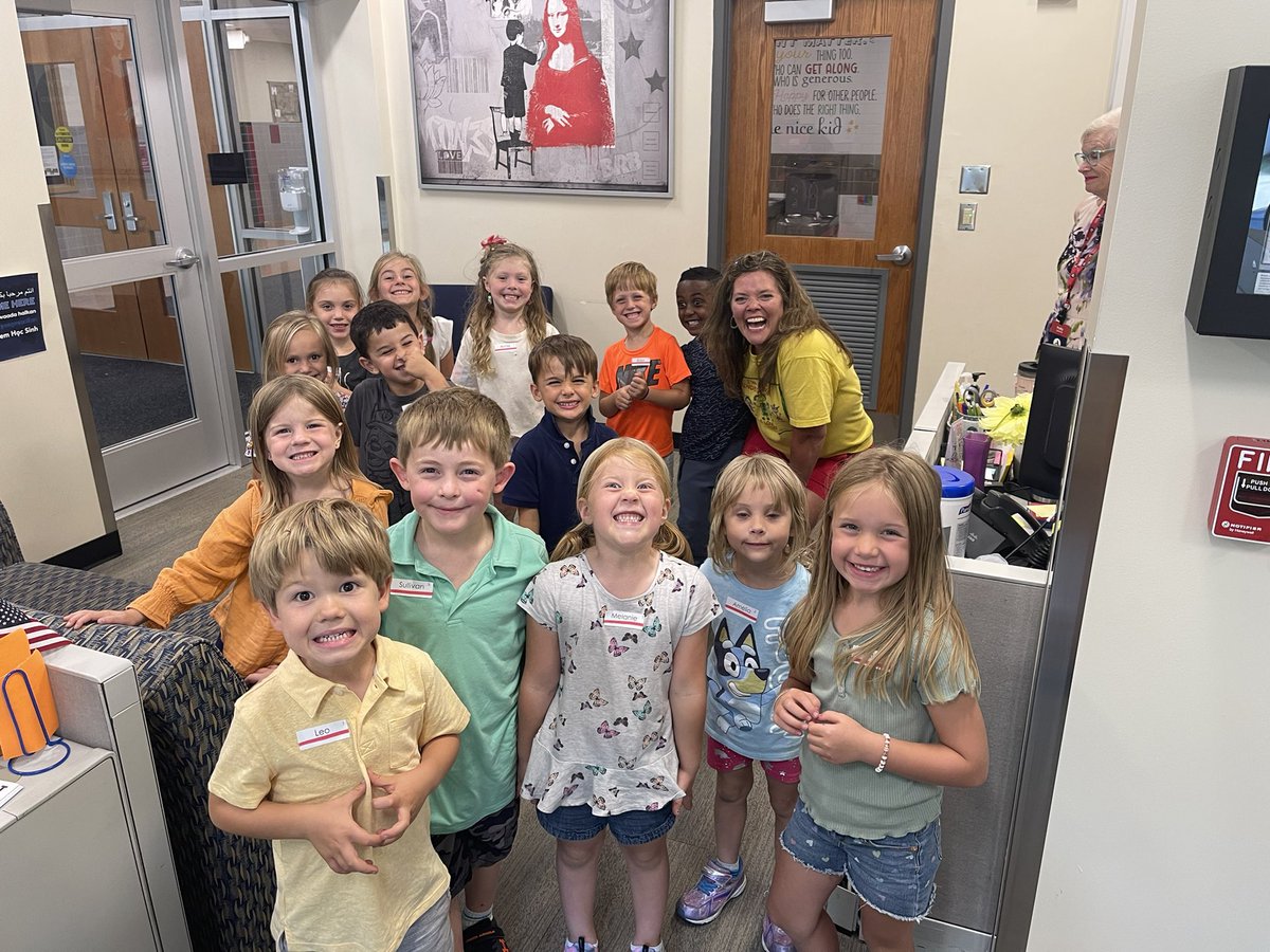 lincolnk8sonju's tweet image. Kindergarten Scavenger Hunt today getting to know staff and the building! Just look at those smiling faces! #kindermagic #excitement #smiles @LincolnK8School