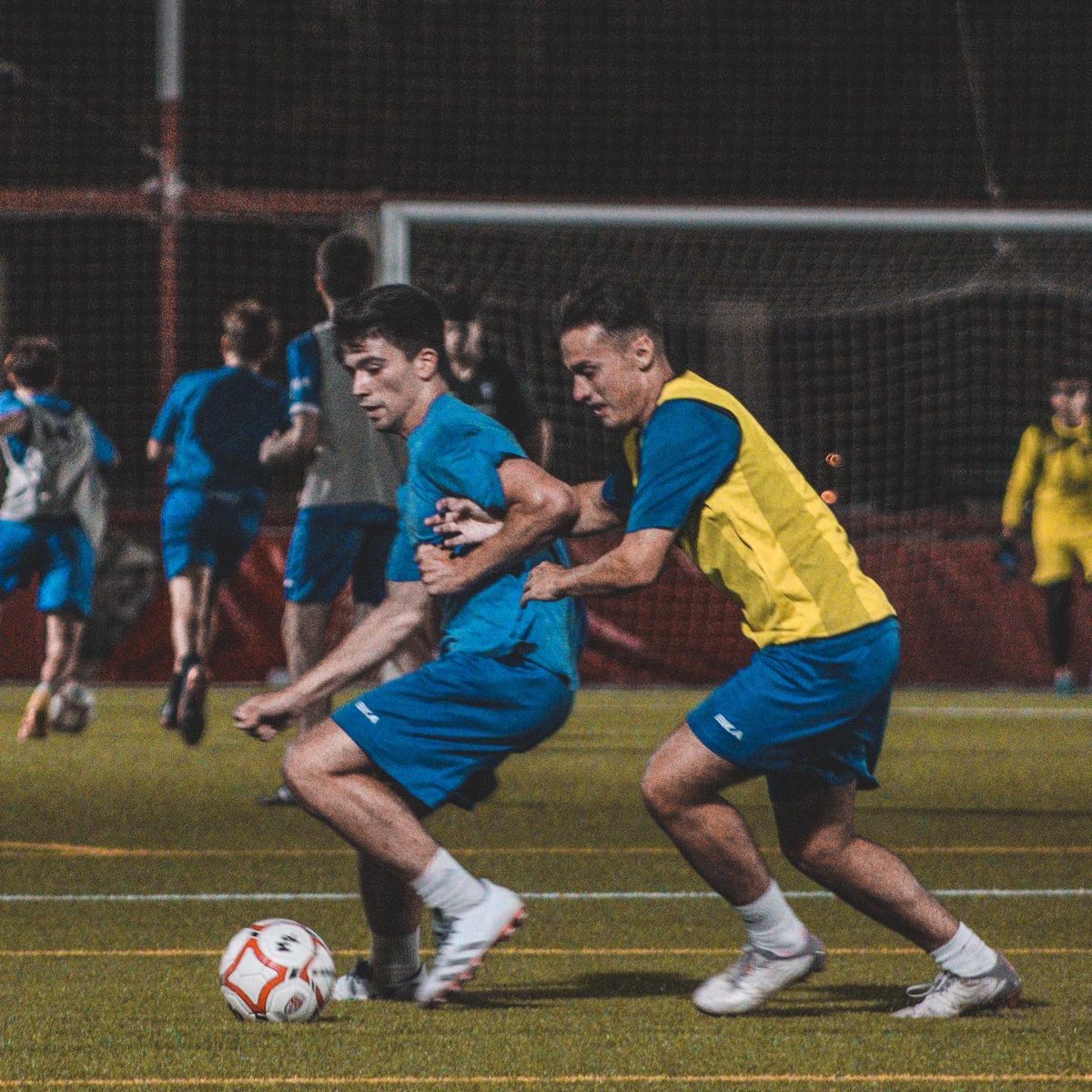 ⚔️⚽️ ¡SEMANA DE LIGA! #SéniorB

▶️ Nuestro filial ultima su preparación antes de enfrentarse al #AlfaCD en su debut liguero.

💬 Nos dice <a href="/RoberJ8/">Roberto Jimenez</a> que “se respira ilusión y muy buen ambiente desde el primer entreno.
Seguimos sumando jugadores muy jóvenes con mucho talento”.