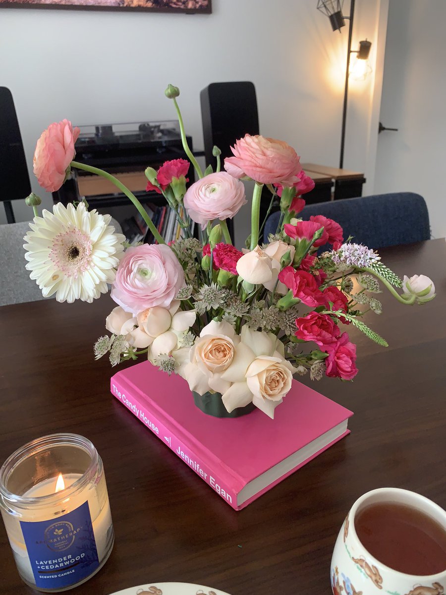 Si multi-tasking, melepas stres sambil melepas duit. Merangkai kembang sambil merangkai masalah baru.