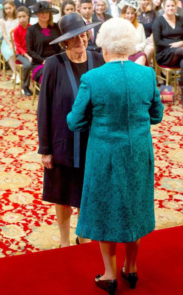 HPotterUniverse's tweet photo. The Queen’s reign lasted an astonishing 70 years, spending all of those years dedicated to public service.

Many of those we love so much in the Wizarding World were able to meet her. Pictured with her below are Alan Rickman, Maggie Smith, Helena Bonham-Carter, and J.K. Rowling. https://t.co/B2Qsnb21Na