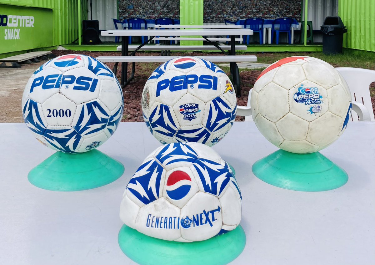 Qué tal mi colección de balones Copa <a href="/PepsiMEX/">Pepsi México</a> de hace más de 20 años. Y la publicidad de <a href="/ramon7ramirez/">RamónRamírez7</a> en 1999…
