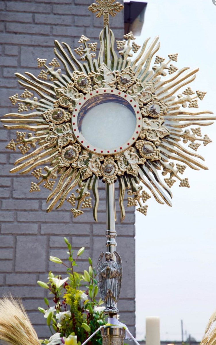CarolBV7's tweet photo. Viva Jesús Sacramentado https://t.co/LgkO1bXAmI
