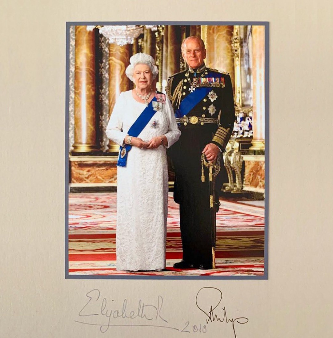 lopezdoriga's tweet photo. @Stovells Esta es la fotografía que la reina Isabel II regaló al chef @Stovells 

#Radiofórmula #Telefórmula https://t.co/LPwfbNPDRE https://t.co/BjkmnmPmek