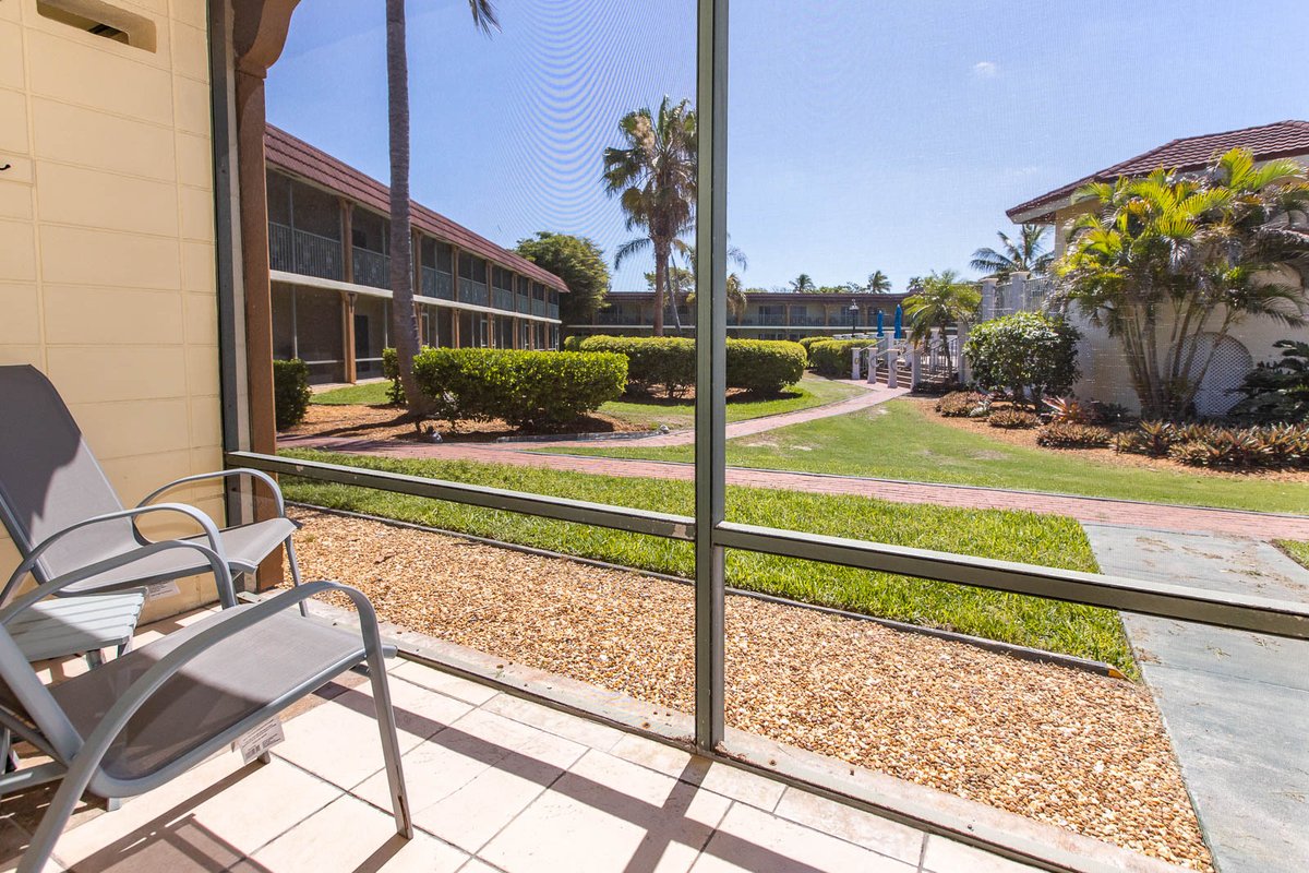 WestWindInn's tweet photo. Check out this cozy studio with a massive king bed sure to bring you deep rest and relaxation. Only steps away from our garden, pool and beachfront right outside your window 🏖 https://t.co/ysBs7TbeXw