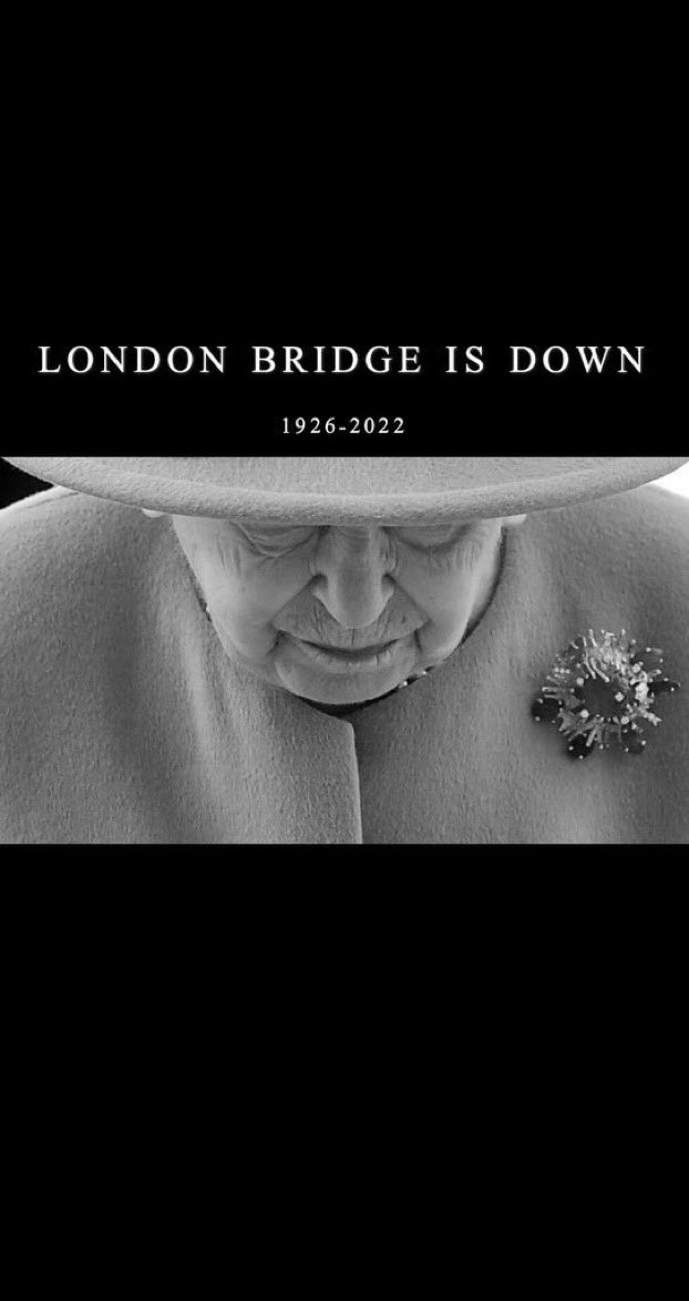 Sallyknitter's tweet photo. 🇬🇧😓💔 #londonbridgeisdown  #RIPQueenElizabeth #ThankYouMaam #foreverQueen #icon #beloved 💂🏻‍♀️🌈 https://t.co/NLXlZIurdV