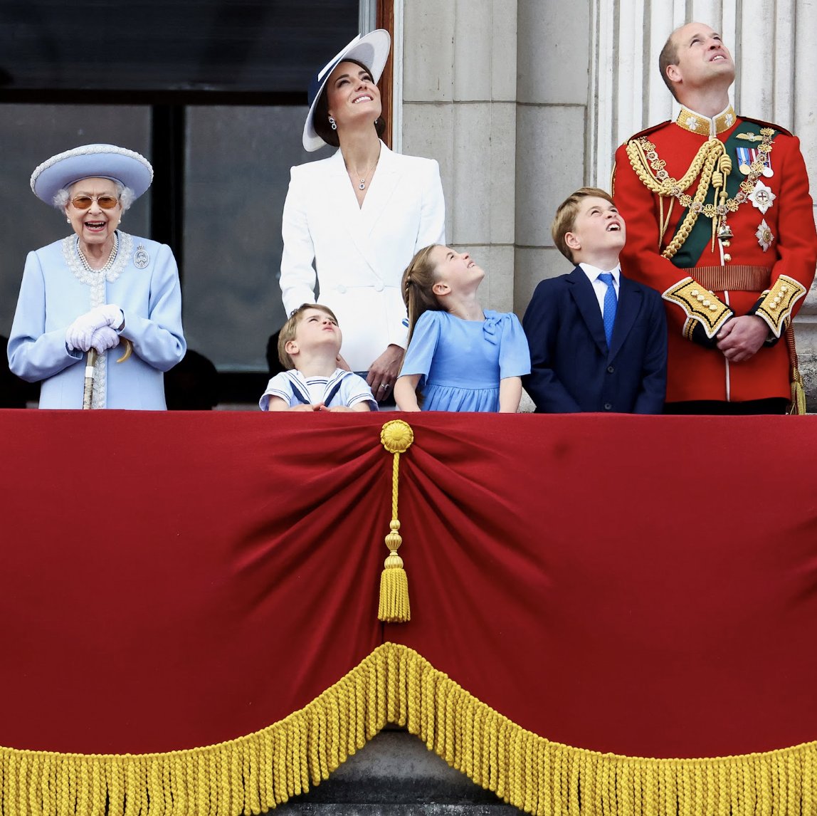 FinancialTimes's tweet photo. Queen Elizabeth II: a life in pictures 

Here is a look at Britain’s longest-reigning monarch’s life through the years: https://t.co/6zht4adfwI https://t.co/OjU0EHVfbU