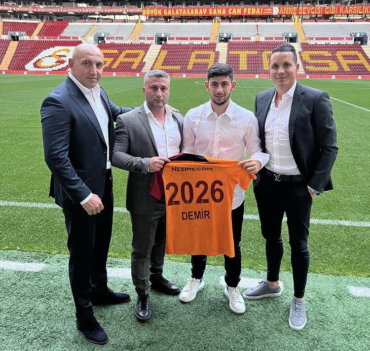 The first pic of Yusuf #Demir with his agent Philip Degan and the intermediaries Gunes and Oztuek after the signing with #Galatasaray until 2026. Gala will pay €6M to #RapidWien. #transfers