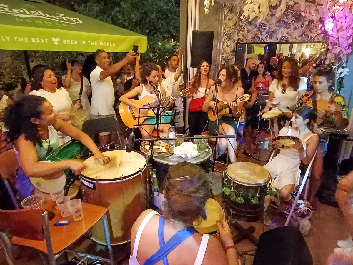 Ao longo do tempo que passei em Lisboa, também conheci um grupo de mulheres imigrantes que fundaram um grupo de samba. O Gira Coletivo é sobre raízes. Conto essa história no <a href="/PortalLadoM/">Lado M</a>:
link.medium.com/huRBg8Oeatb