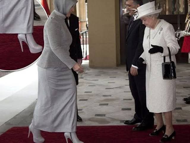 Bu kraliçenin ilk ölüşü değildi. Hayrünnisa hanımın ayakkabıları gördüğünde zaten bi kere ölmüştü… rip queen