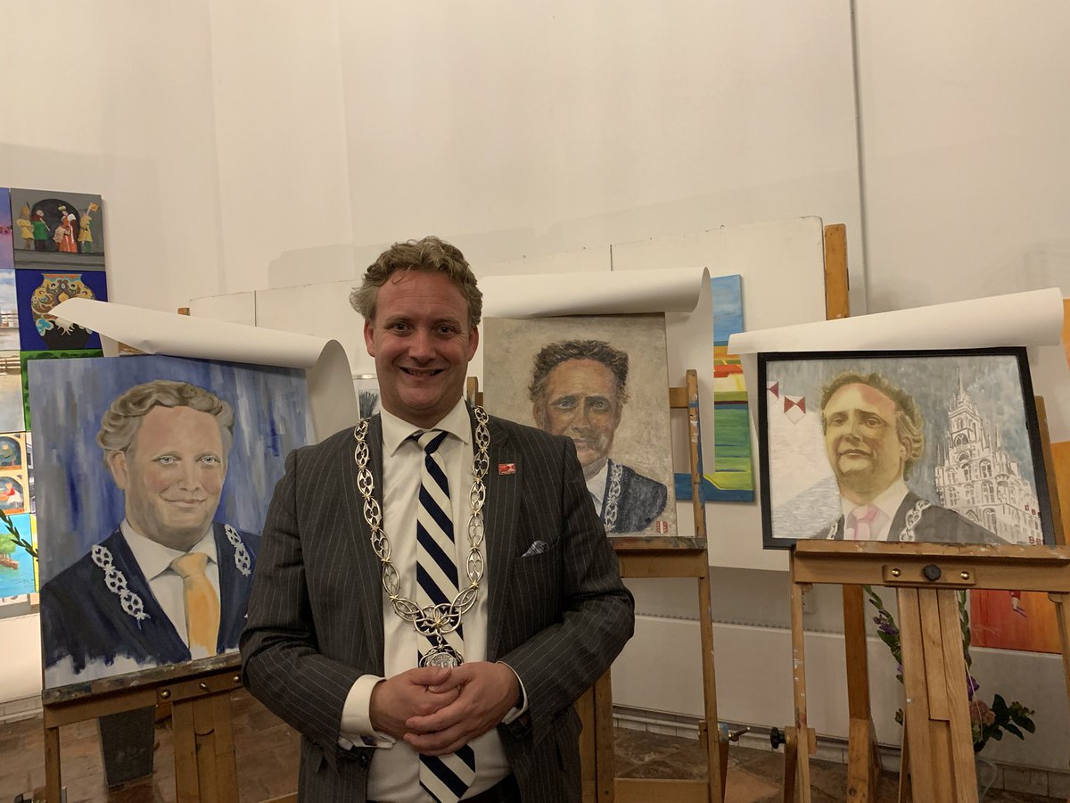 VerhoeveMarja's tweet photo. Wat een lastige keuze! Zeven Goudse schilders van #degoudsestreek portretteerden @PieterVerhoeve op een verrassende en kunstzinnige manier https://t.co/17puJ21mQi