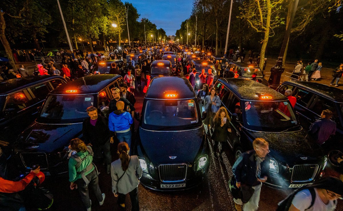 Around 50 black cabs lined the Mall under dark and rainy skies to pay tribute to the Queen

telegraph.co.uk/royal-family/2…