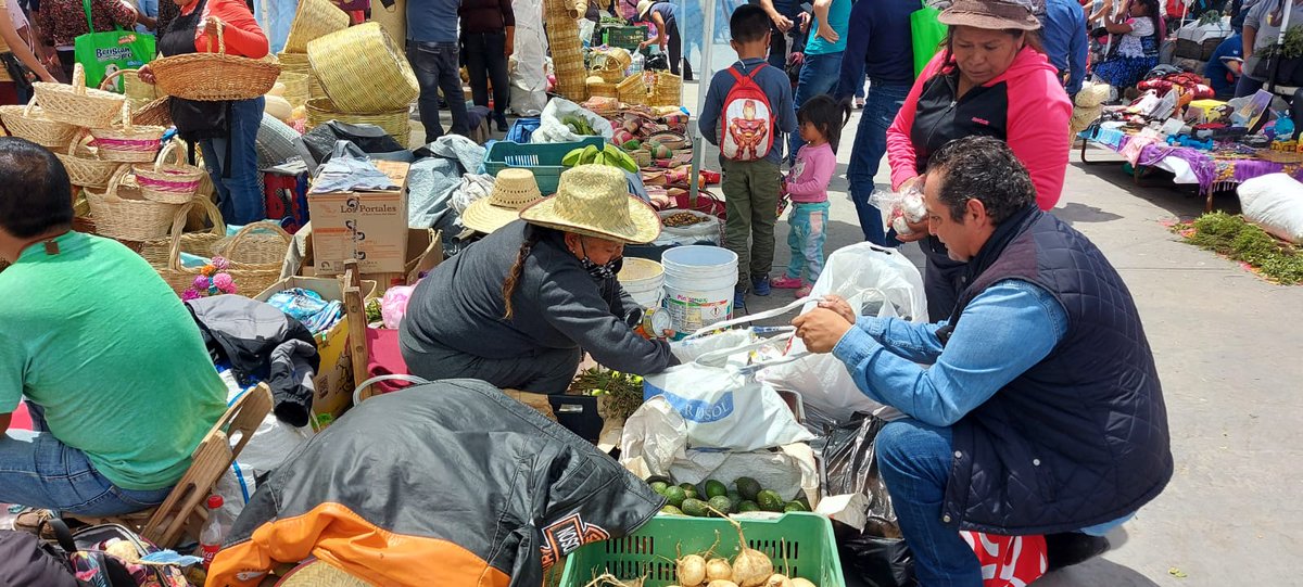 juanpablosio24's tweet photo. Me encanta que luzca repleta de comerciantes, vecinos y visitantes para vivir nuestro 8 de septiembre. #sanpedrocholula #trueque #trueques #OrgullosamenteCholulteca https://t.co/SnxR2RYhhc