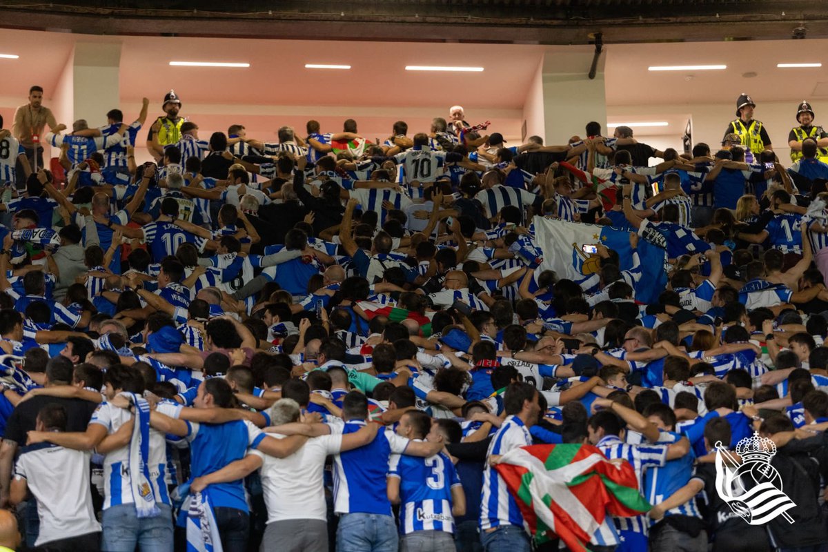 cityreport_'s tweet photo. Real Sociedad fans doing 'the Poznan' at Old Trafford after scoring from a penalty won by David Silva. https://t.co/B2I0IVOZZS