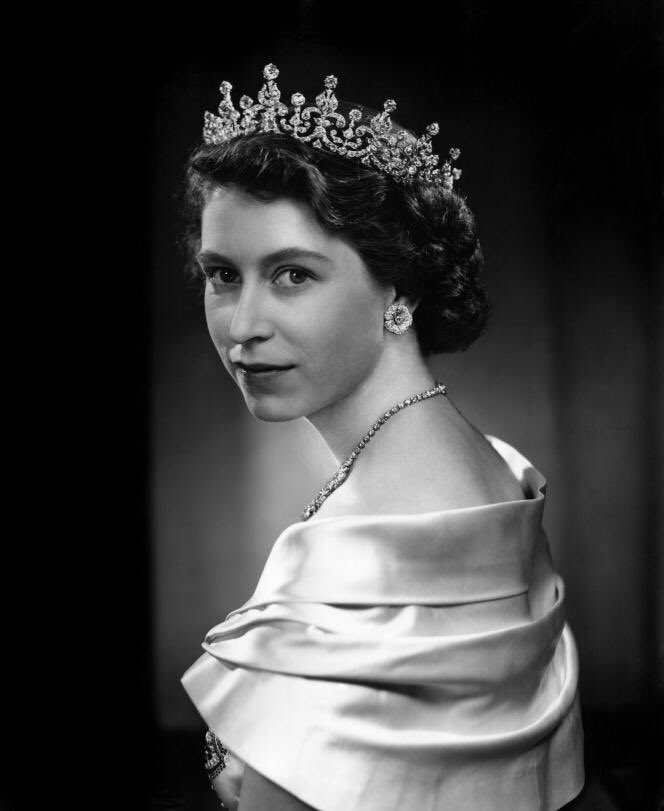Jaden_g01's tweet photo. Merci d’avoir visité notre monde P’tte âme. Rest in peace #QueenElizabeth II  😔🕊 https://t.co/kzmt8iPjpD
