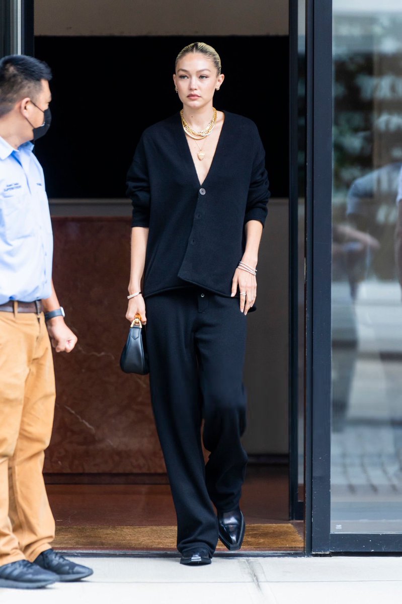 📸 || Gigi Hadid en Nueva York. Más imágenes: hadidgigiarggallery.art.blog/2022/09/08/gig…