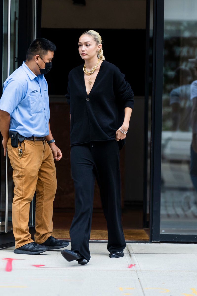📸 || Gigi Hadid en Nueva York. Más imágenes: hadidgigiarggallery.art.blog/2022/09/08/gig…