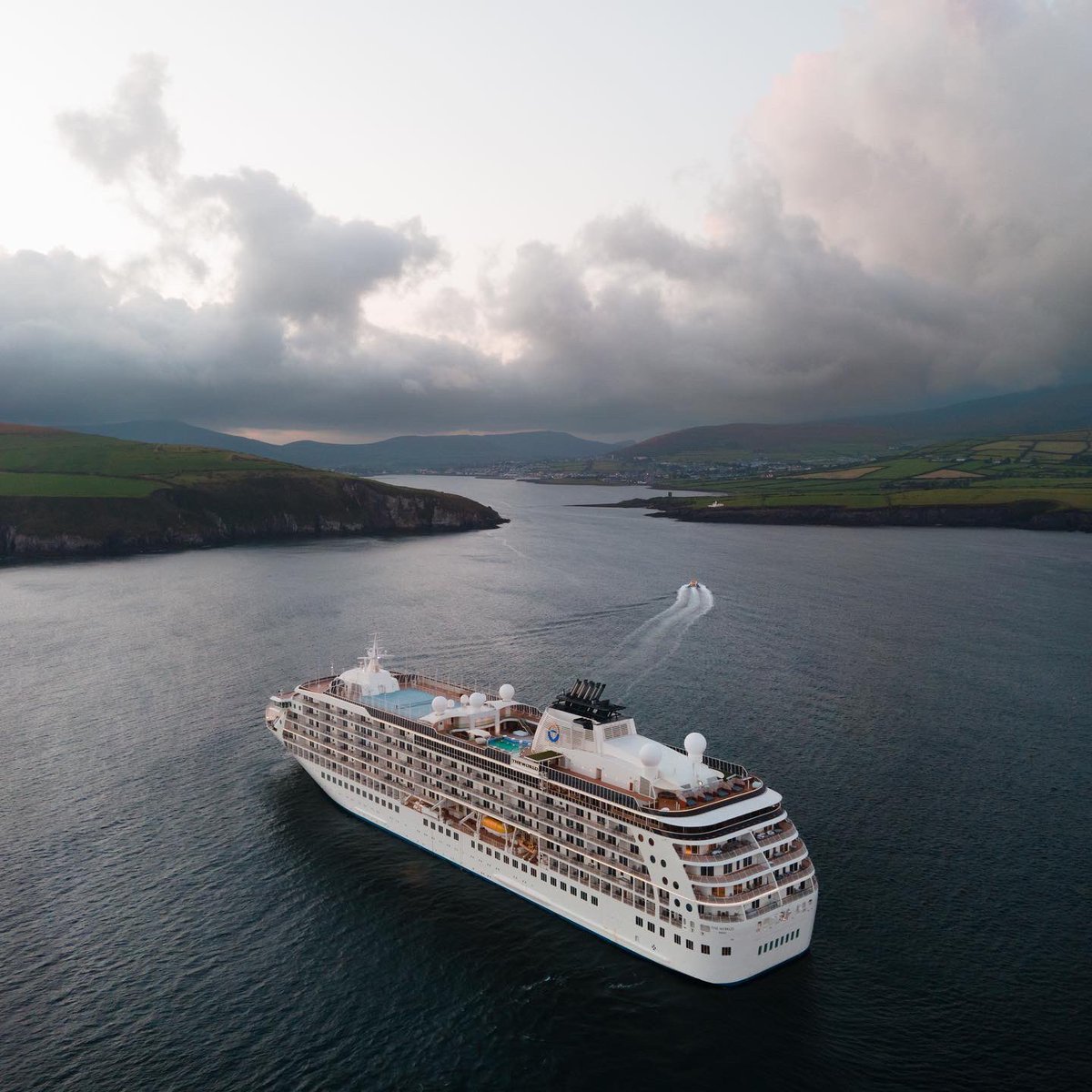AidanFitz95's tweet photo. ‘The World’ - the largest residential ship in the world hanging outside Dingle Bay 🛳 

#theworld #mstheworld #cruiseship #boat #ship #drone #dingle #wildatlanticway #dinglepeninsula #dinglepeninsulatourism #ireland #irish #ocean https://t.co/PkmUFIZJFG