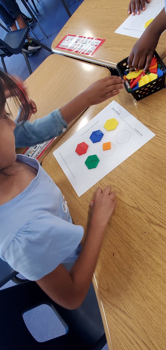 MrsHunter_OAK's tweet image. 1B Owls are working hard. This week we are talking about and building our math mindset. The take away from today is everyone can do math! #OCproud #growthmindset #mathmindset @oakwrdsb
