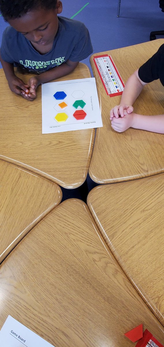 MrsHunter_OAK's tweet image. 1B Owls are working hard. This week we are talking about and building our math mindset. The take away from today is everyone can do math! #OCproud #growthmindset #mathmindset @oakwrdsb