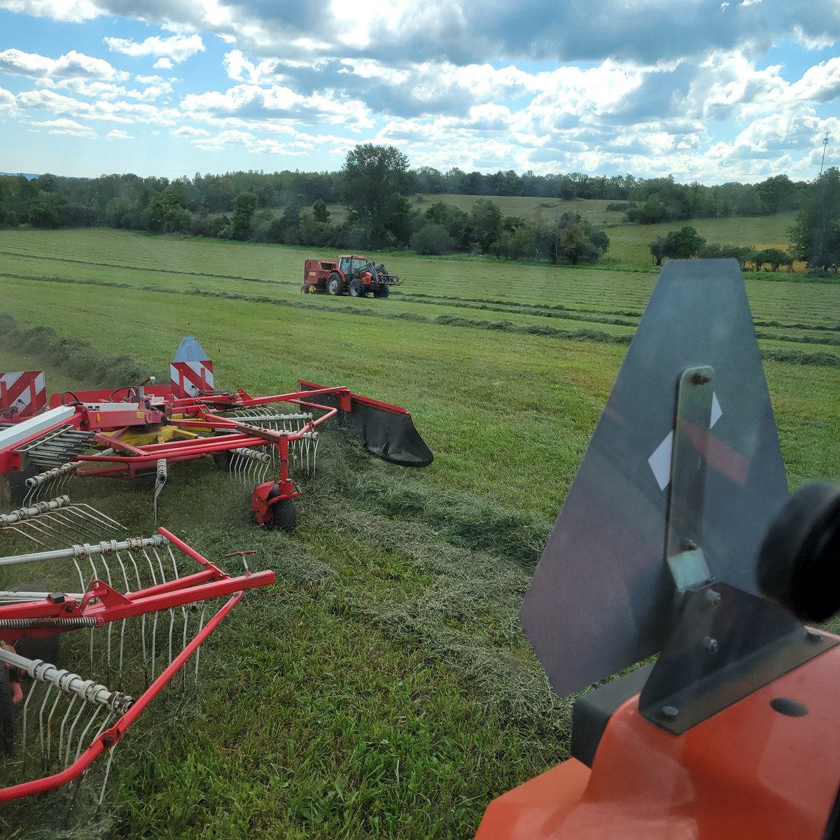 Trying to keep ahead of the baler. #3rdcut #cowchow