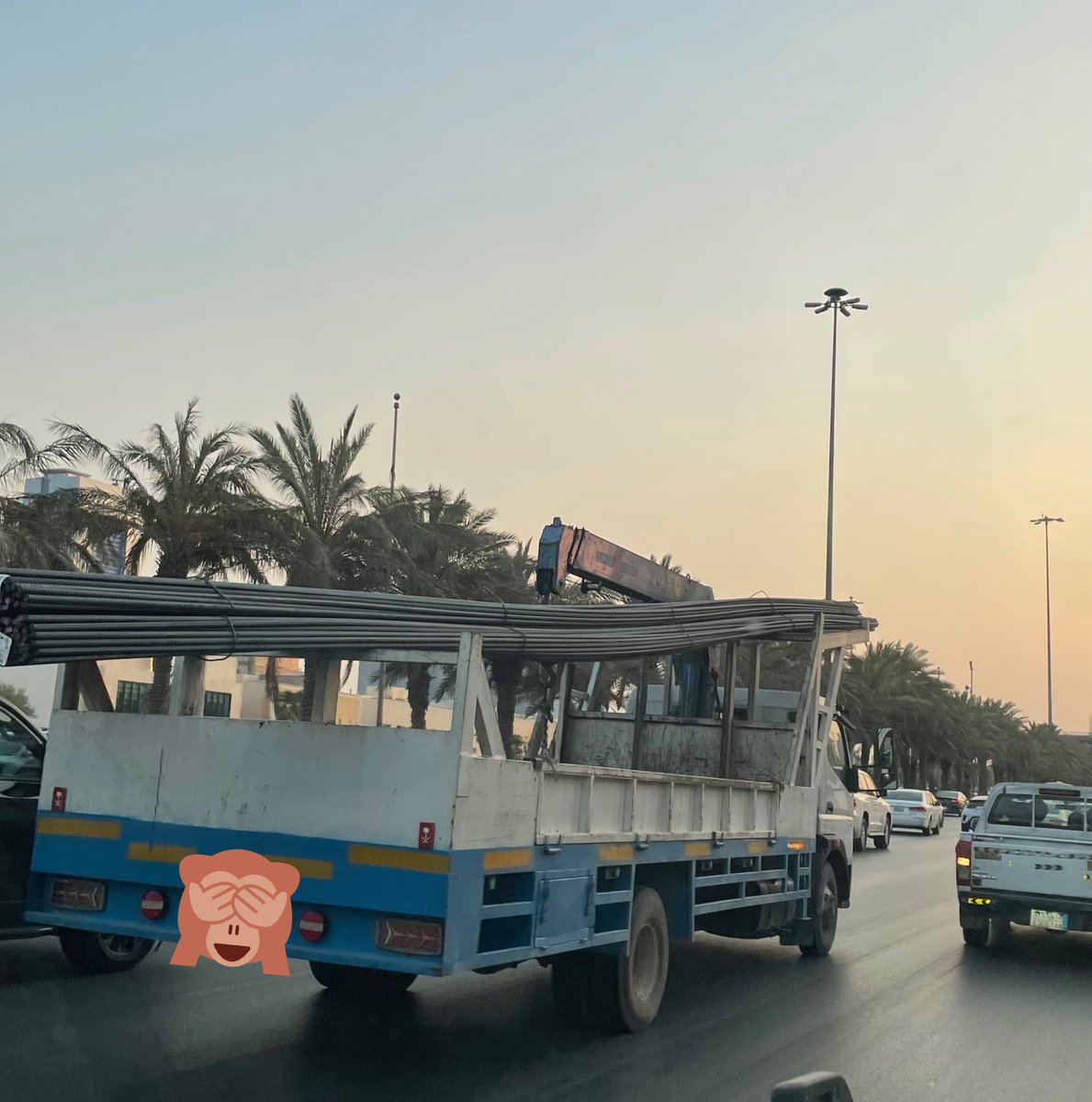 المنظر هذا بالنسبه لي يمثل فلم رعب ولا يمكن امشي وراه 🫣

السؤال:
هل هي فعلا محسوبه فيزيائيا انها ما تطيح وما مايحتاج حتى يربطونها، او الوضع مخالفه وكل الي اشوفهم بالطريق مخالفين؟