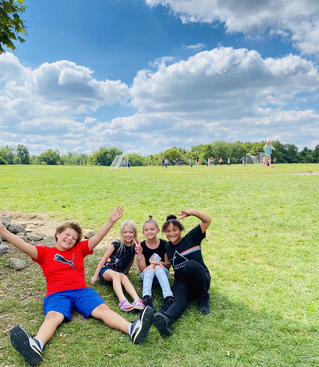 SharonSouth14's tweet photo. Such a beautiful day here at Miller Ridge. #recessrules #middierising @MillerRdgTweets #welove3rd https://t.co/9q3JdNaznO