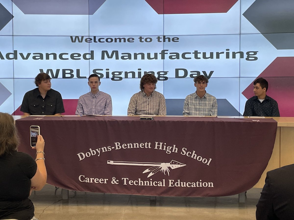ChamberKptEdu's tweet photo. So proud of these students! #workbasedlearning #manufacturing
@EastmanChemCo @KCS_District @KCS_DBHS @DBHS_WBL #Siglan https://t.co/z5nUj91I9c