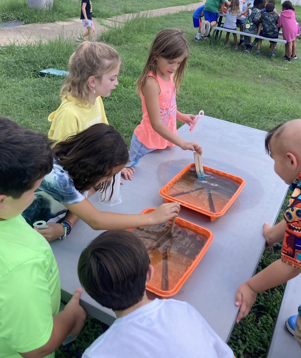 OHE3rd's tweet photo. Some of the best testable questions come from real-life experiences! Our scientists explored measurable properties of matter and discovered how the depth of water affects the temperature! @AustinISD_STEM @OakHillElem https://t.co/cgyojStBye