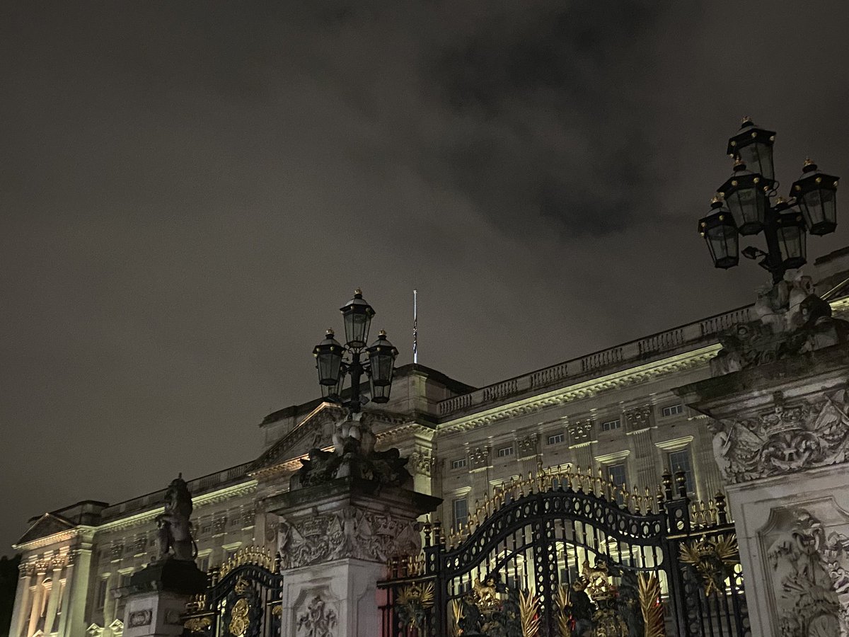 Moody skies over the Palace tonight #QueenElizabeth