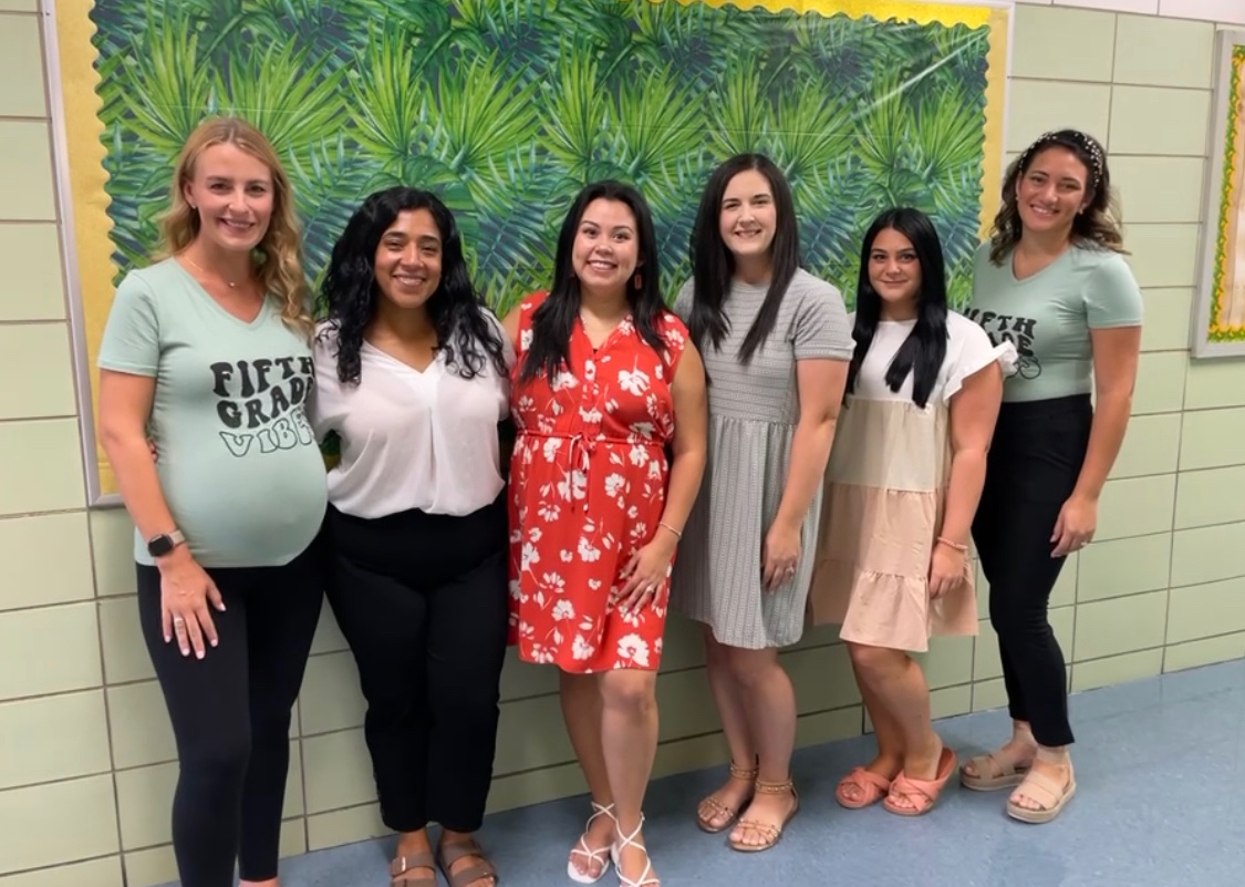 MrsMata_'s tweet photo. Happy First Day of School! #youhaveafriendatps10 #BacktoSchool2022 @PS10FortHill 👩🏻‍🏫📚✏️ https://t.co/z0hOvBWWBD