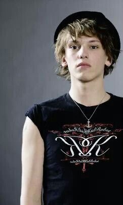 jcbupdates's tweet photo. little jamie of the day !! https://t.co/55T42RgeVA