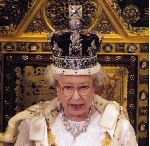 معلومة هامة : من ضمن مجوهرات إليزابيث اللي مستولي عليها من أفريقيا : قلادة "نانا يآ أسانتيوا"، المرأة اللي نظمت ثورة الاشانتي (غانا) ضد الاستعمار البريطاني