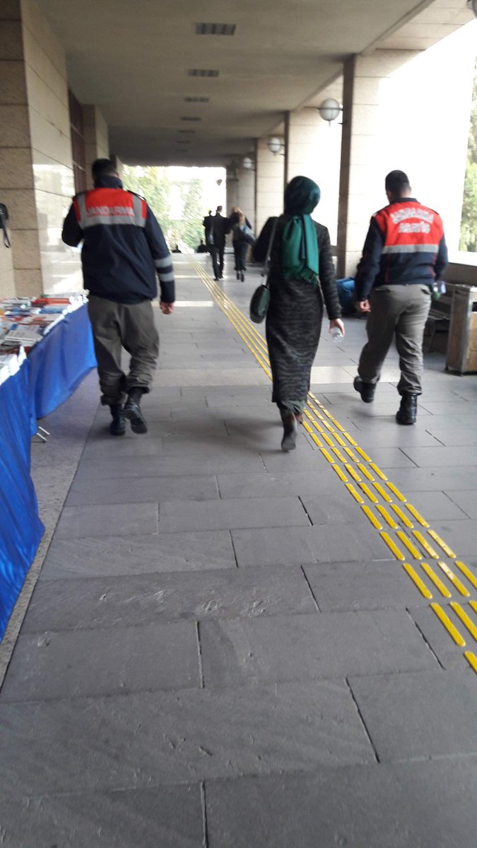 Bu fotoğrafı 24 Kasım 2016'da İzmir Adliyesi'nde çektim. Ablam o günden bu yana tutuklu. Şakran Cezaevi denetimli bırakmıyor, Ordu'ya sevkini de geciktiriyor. Bankaya para yatırmak, birilerine Kur'an öğretmek #SuçDeğil. Gencecik bir öğretmenin hayatından 6 sene çalınır mı? İnsaf!