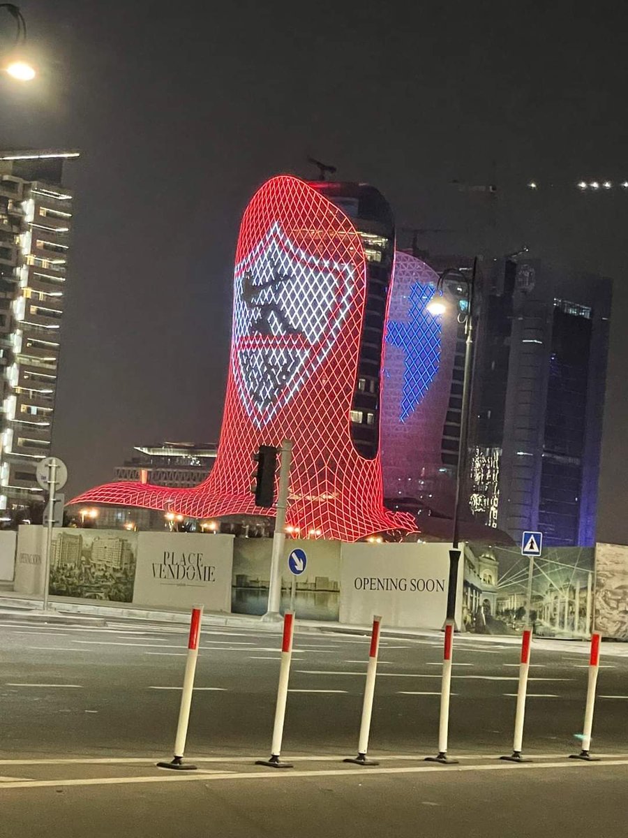 فندق هيلتون المقيم فيه فريق الزمالك يتزين ب شعار نادينا العظيم