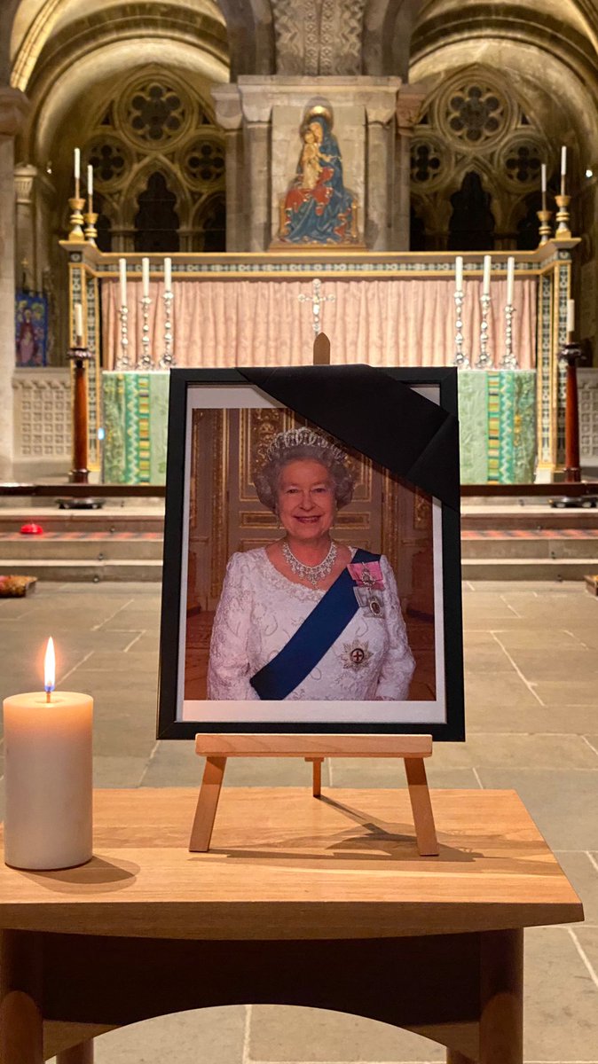 romseyabbey's tweet photo. To mark Her Majesty's long reign, the Abbey will be open daily between 8am and 8pm Friday to Sunday with a focal point to light candles, and write in a book of condolence. Floral Tributes can be left in Romsey Memorial Park. The Abbey bell will toll at noon on Friday 9th Sept. https://t.co/2J8pY7RVMj