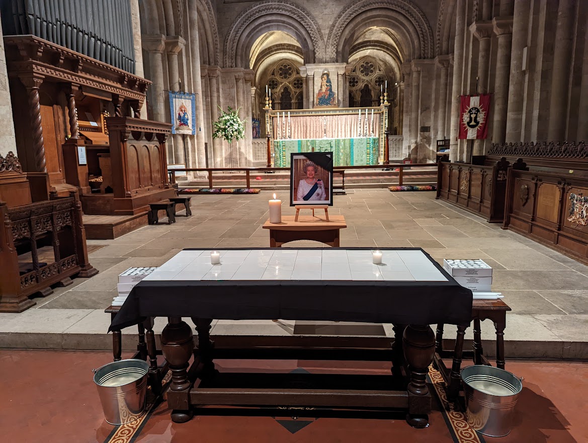 romseyabbey's tweet photo. To mark Her Majesty's long reign, the Abbey will be open daily between 8am and 8pm Friday to Sunday with a focal point to light candles, and write in a book of condolence. Floral Tributes can be left in Romsey Memorial Park. The Abbey bell will toll at noon on Friday 9th Sept. https://t.co/2J8pY7RVMj