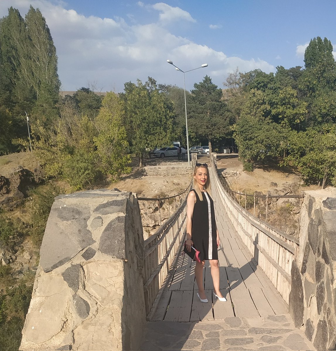 muge_yvs's tweet photo. Hayatta öğrenilmesi en zor şey; hangi köprüden geçmek, hangi köprüyü yakmak gerektiğine karar vermektir.
#DavidRussel
#MuradiyeŞelalesi
#Van https://t.co/AYDNAuWVbD