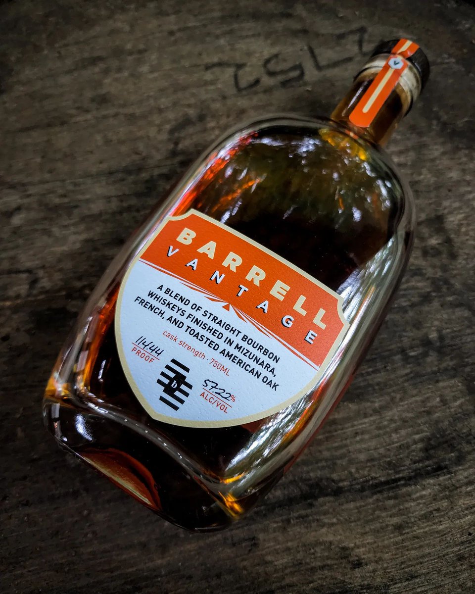 BarrellBourbon's tweet photo. Vantage highlights the blending expertise that defines Barrell Craft Spirits.

IG 📸: barrelproofnerd

#BarrellCraftSpirits #BarrellBourbon #BarrellVantage #bourbon #whiskey #whisky #BlendedToNeverBlendIn https://t.co/GoNACToe3V