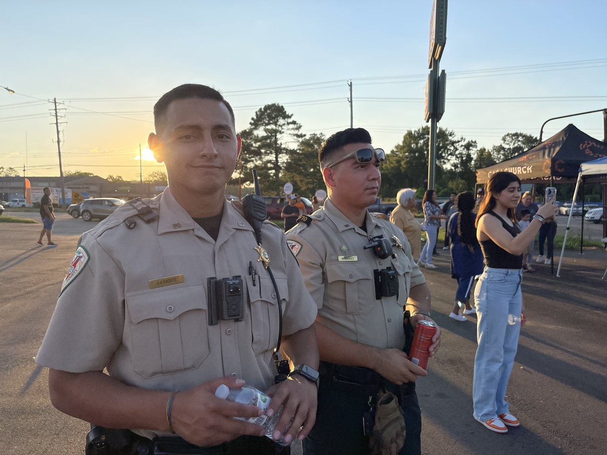MemphoNewsLady's tweet photo. #HAPPENING NOW: a prayer service with church leaders from across Memphis - in front of the AutoZone store where one of the shooting spree victims was critically injured. 

Some here tended to the man’s wounds. Hear their stories &amp; calls for unity &amp; peace on @WMCActionNews5 at 10. https://t.co/IIxagk2tN0