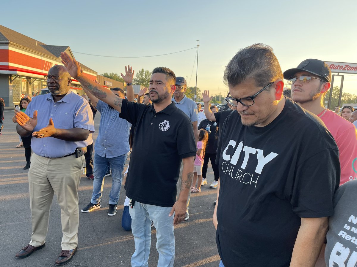 MemphoNewsLady's tweet photo. #HAPPENING NOW: a prayer service with church leaders from across Memphis - in front of the AutoZone store where one of the shooting spree victims was critically injured. 

Some here tended to the man’s wounds. Hear their stories &amp; calls for unity &amp; peace on @WMCActionNews5 at 10. https://t.co/IIxagk2tN0